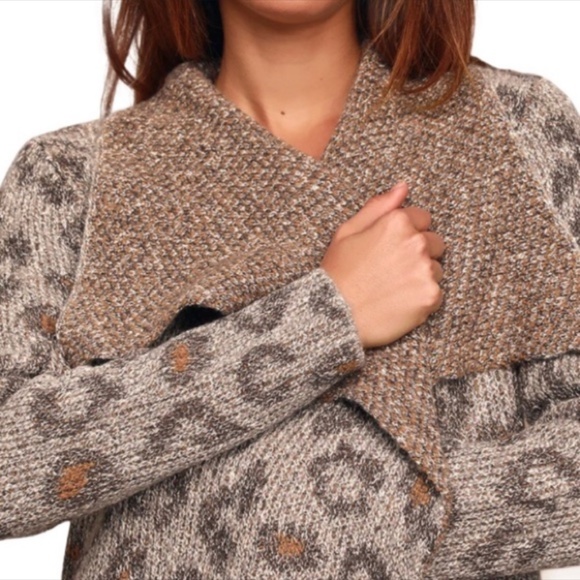 ✨NWOT cupcakes & cashmere Mel Grey Leopard Print Knit Cardigan - Picture 3 of 7